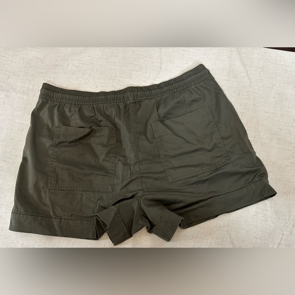 Lou & Grey Olive Green Women's Shorts 🌴☀️ - Picture 5 of 9